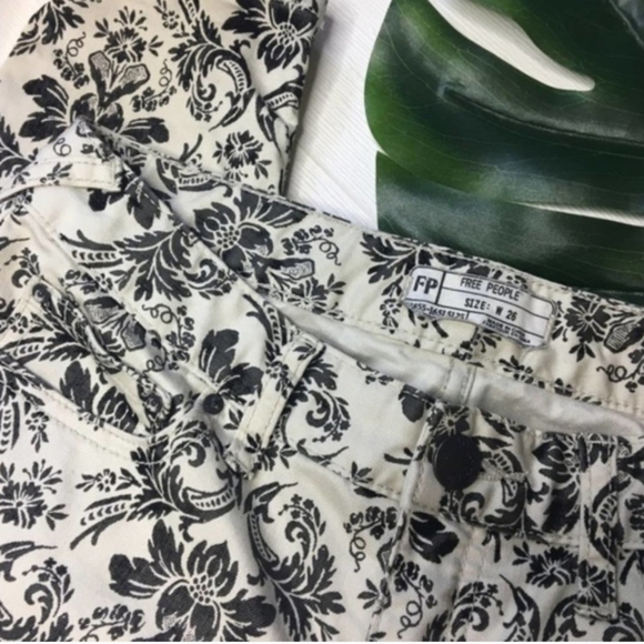 Free People size 26 Floral Skinny Jeans Ivory Black - Picture 2 of 7